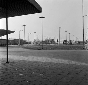 150166 Gezicht op het busstation bij het stationsplein te Beverwijk.